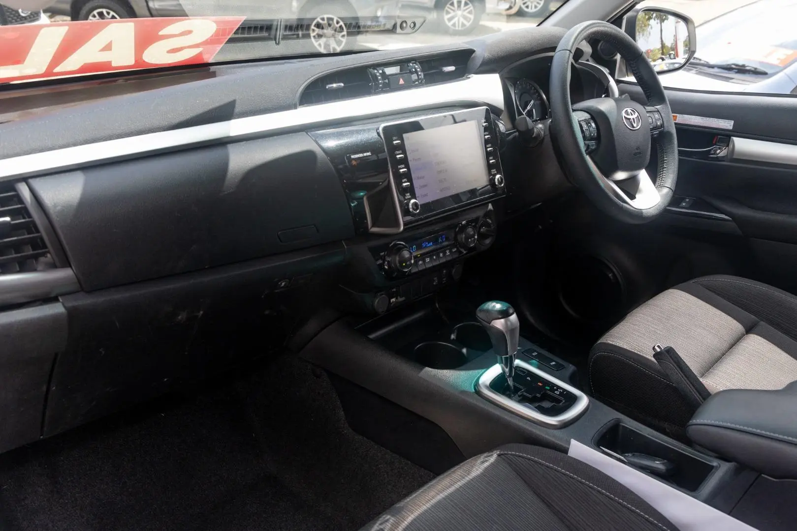 2022 Toyota Hilux Gallery Image 8