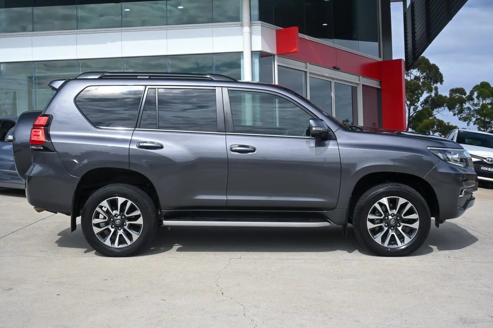 2023 Toyota Landcruiser Prado Gallery Image 3