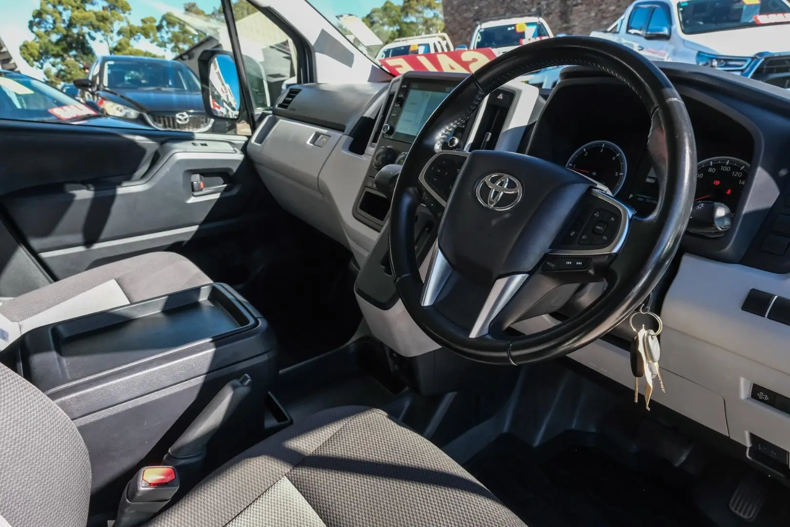 2022 Toyota Hiace Gallery Image 7