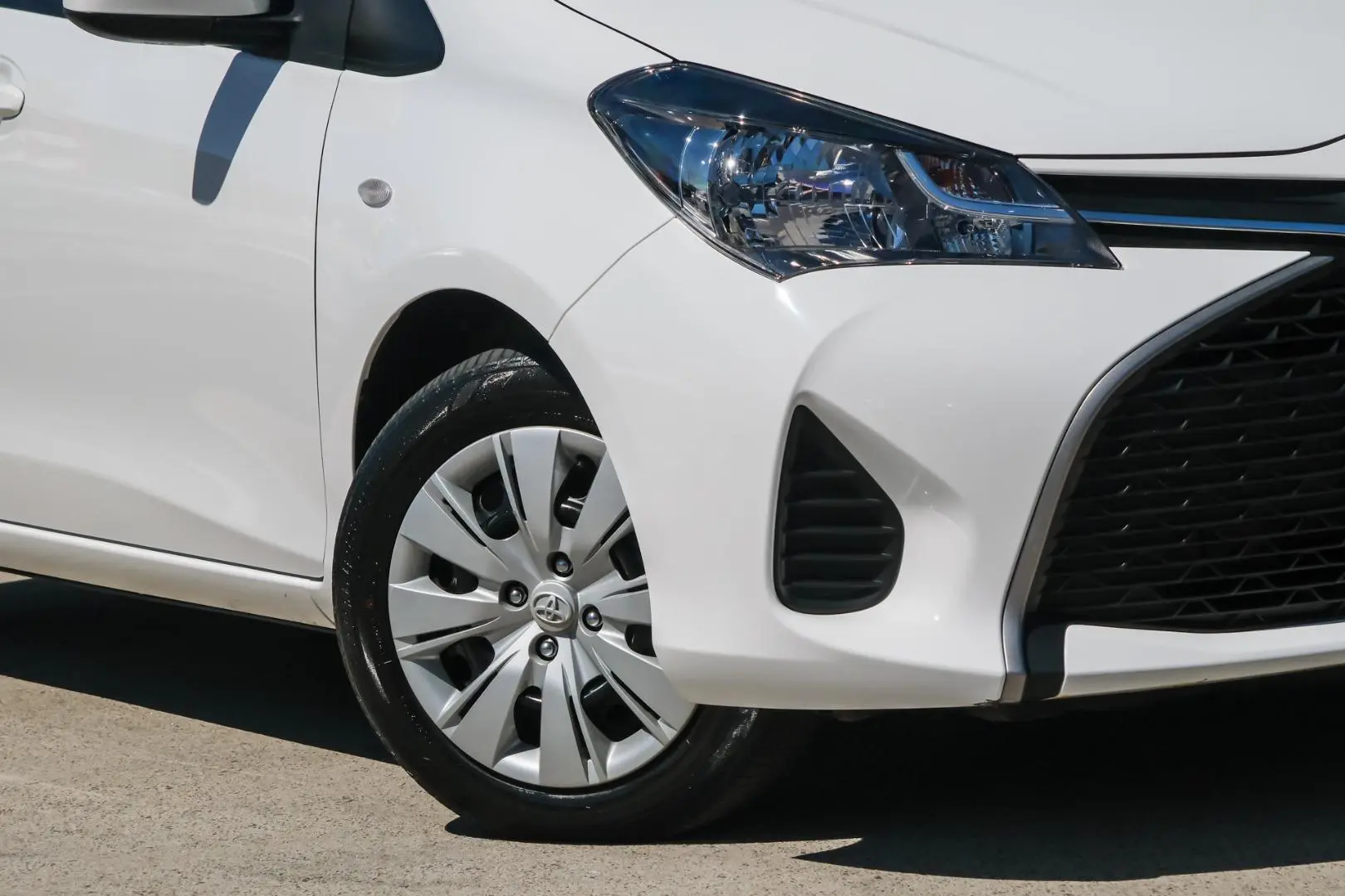 2016 Toyota Yaris Gallery Image 6