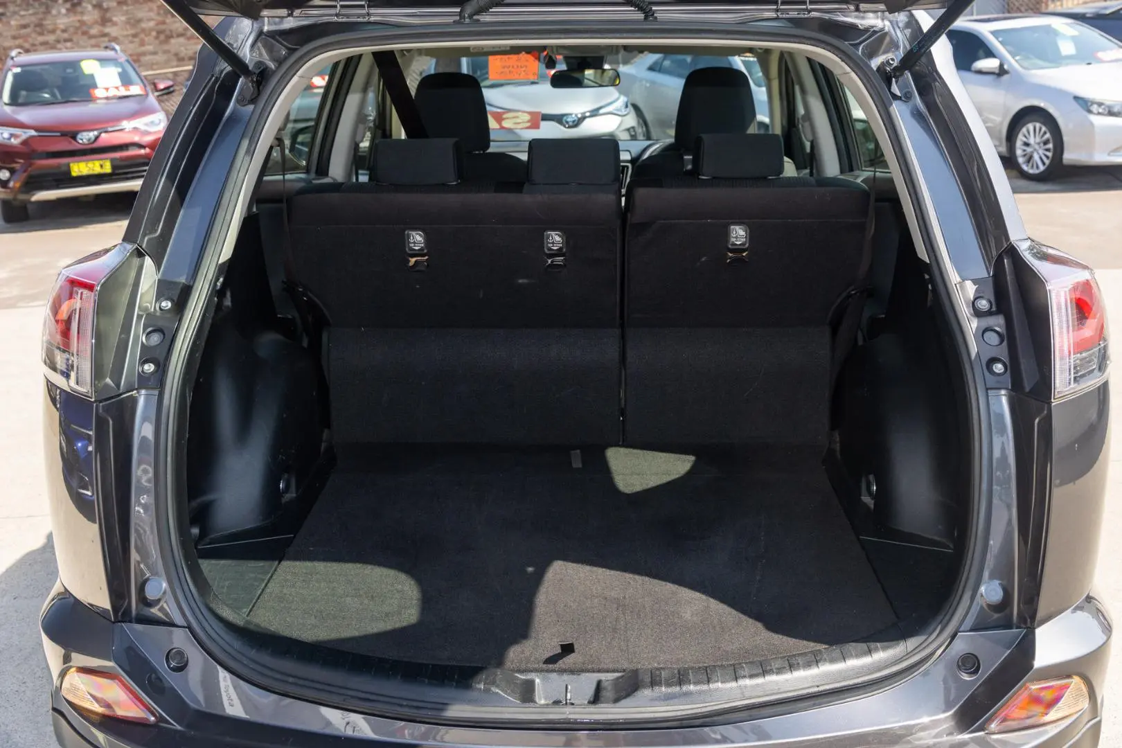 2018 Toyota RAV4 Gallery Image 18