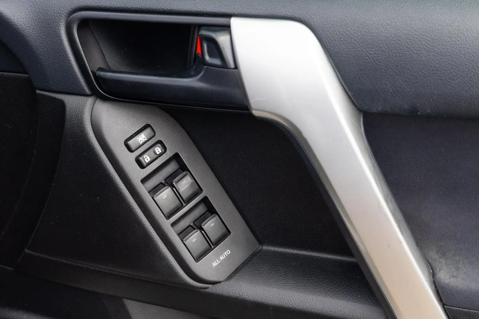 2017 Toyota Landcruiser Prado Gallery Image 16