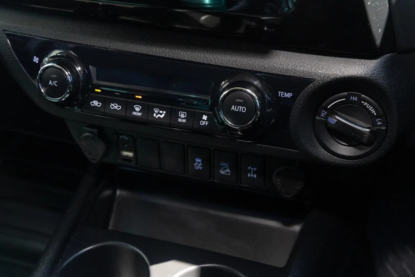 2018 Toyota Hilux Gallery Image 16