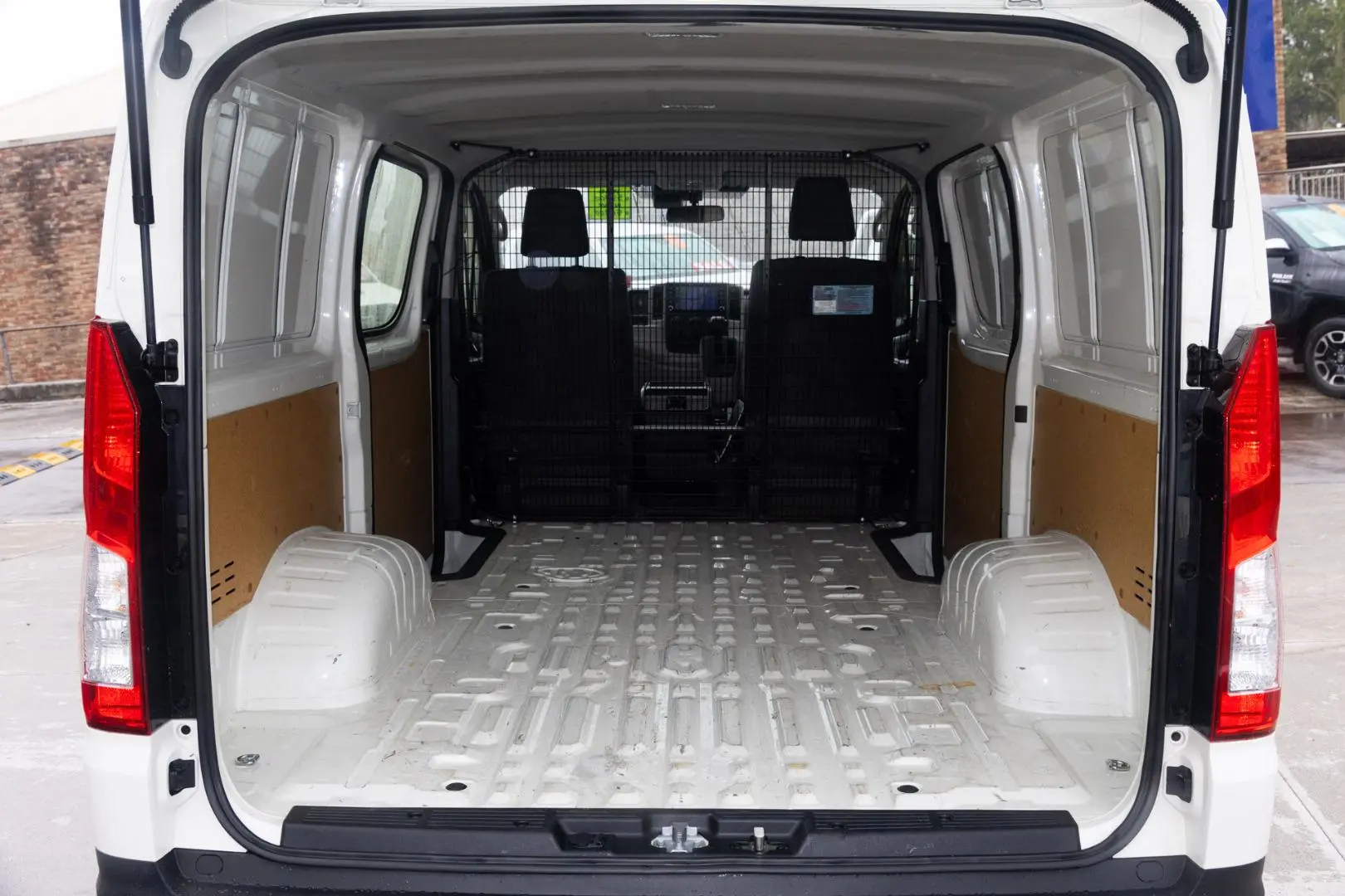 2023 Toyota Hiace Gallery Image 18