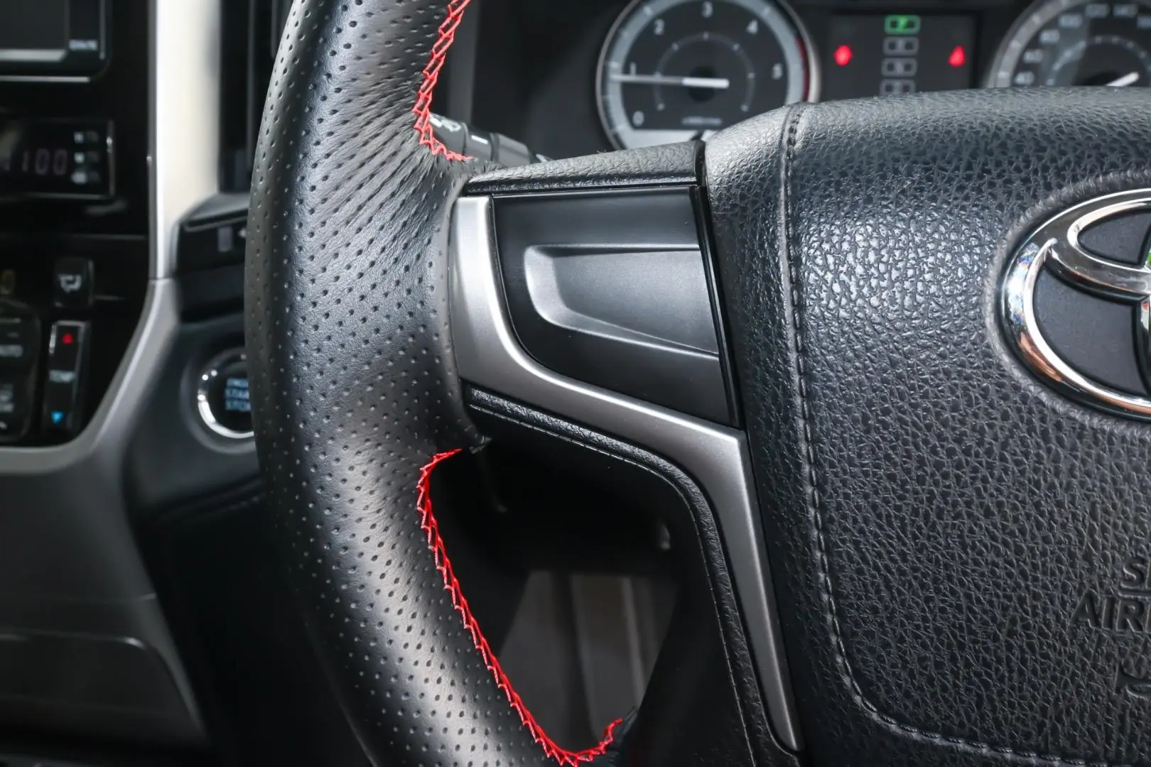 2016 Toyota Landcruiser Gallery Image 13