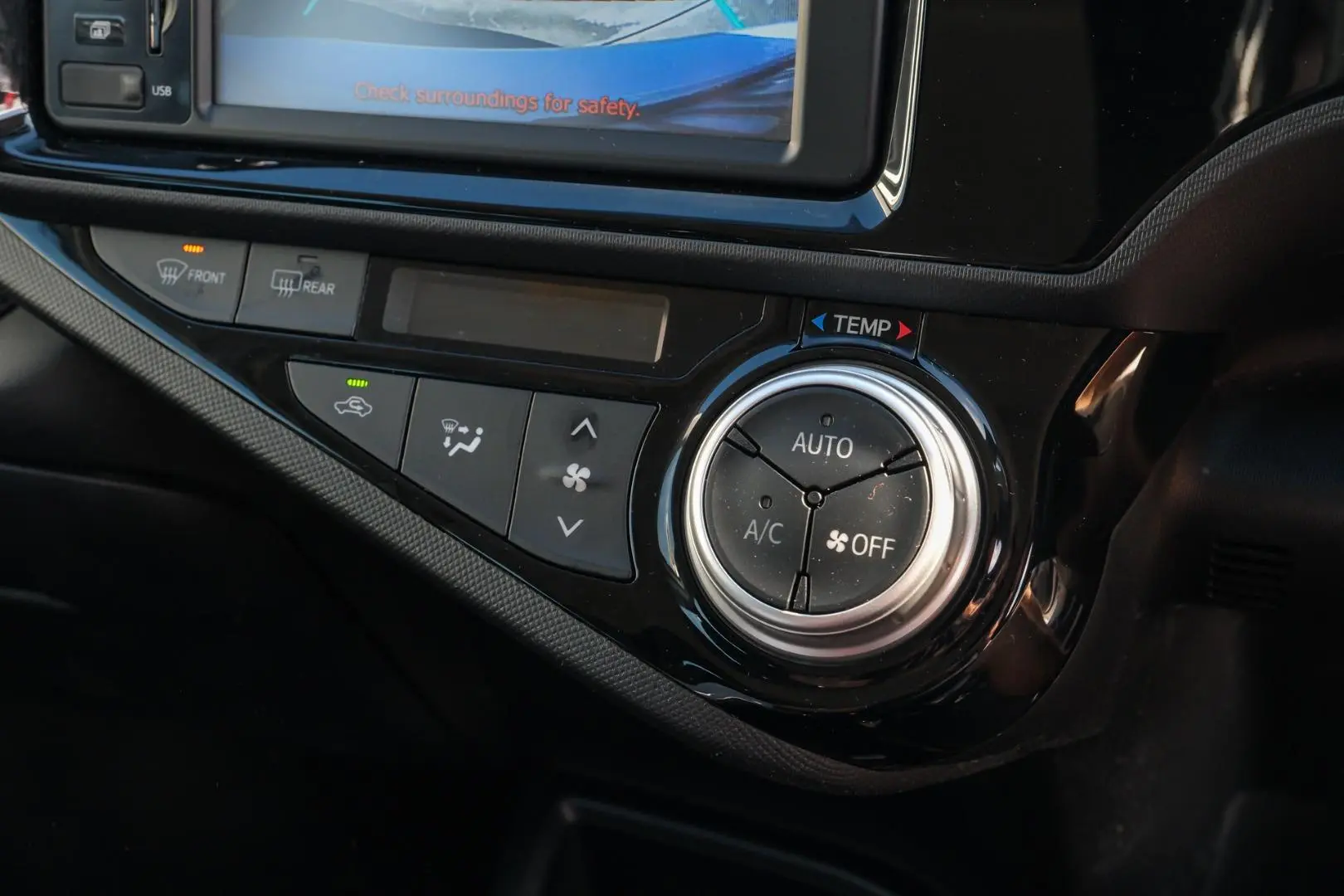 2016 Toyota Prius C Gallery Image 12