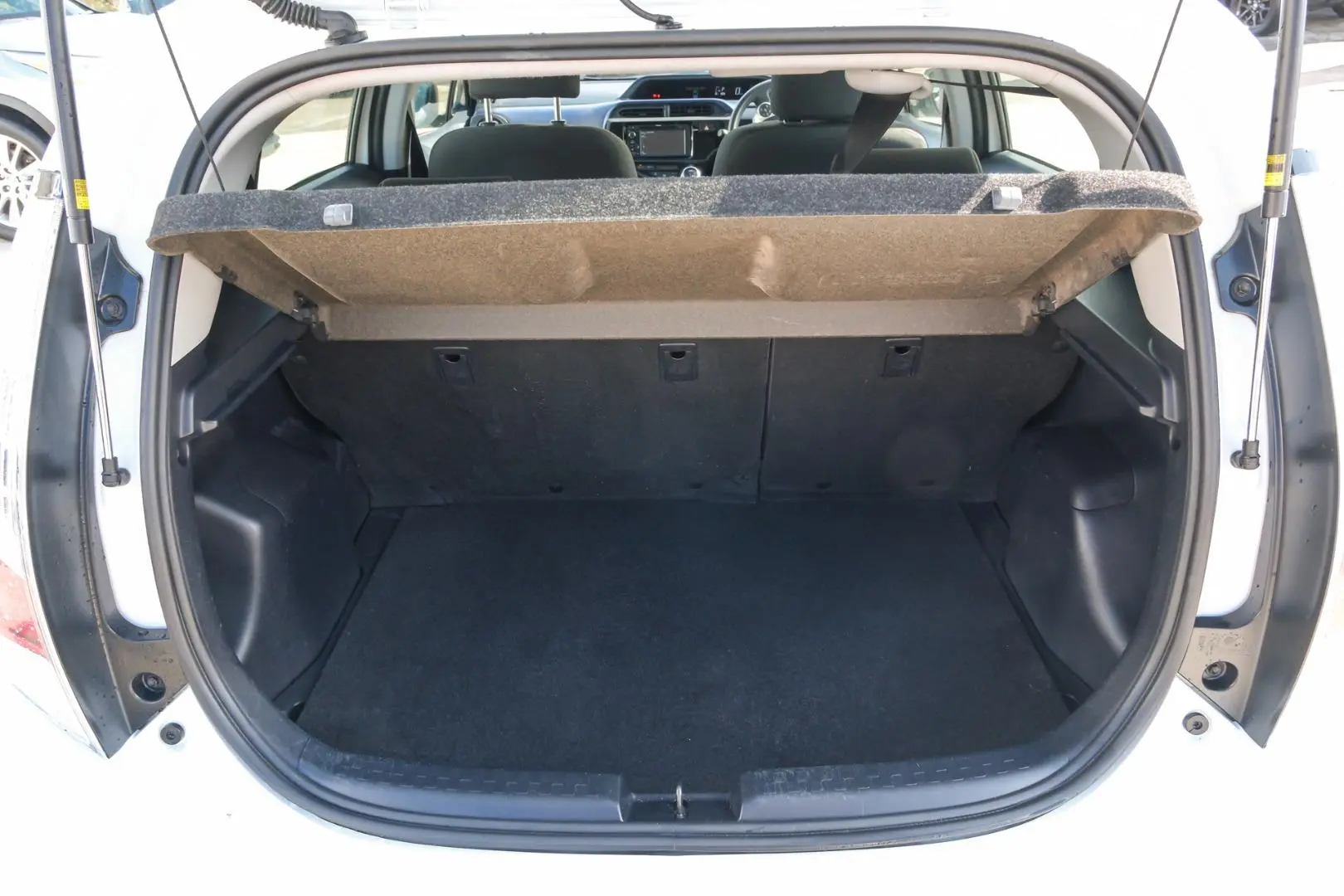 2016 Toyota Prius C Gallery Image 18