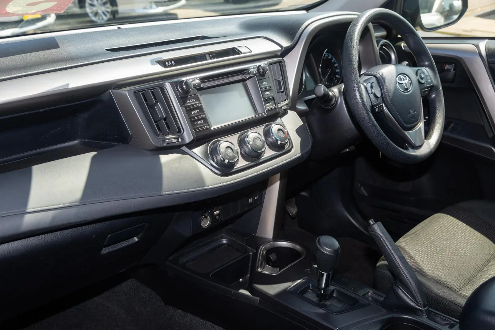 2018 Toyota RAV4 Gallery Image 8