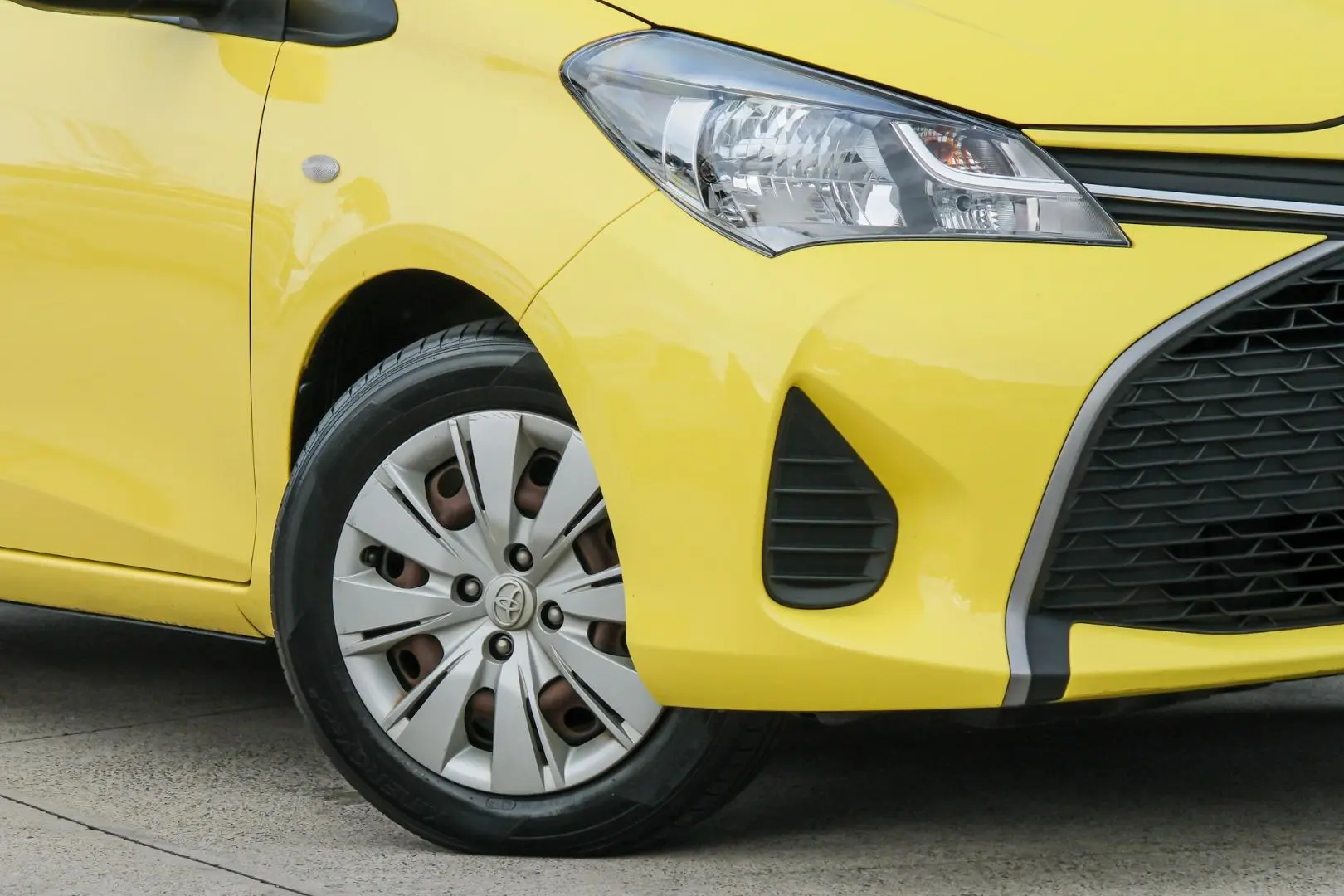 2016 Toyota Yaris Gallery Image 6
