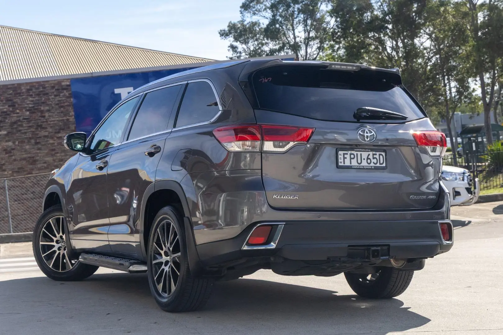 2017 Toyota Kluger Gallery Image 2