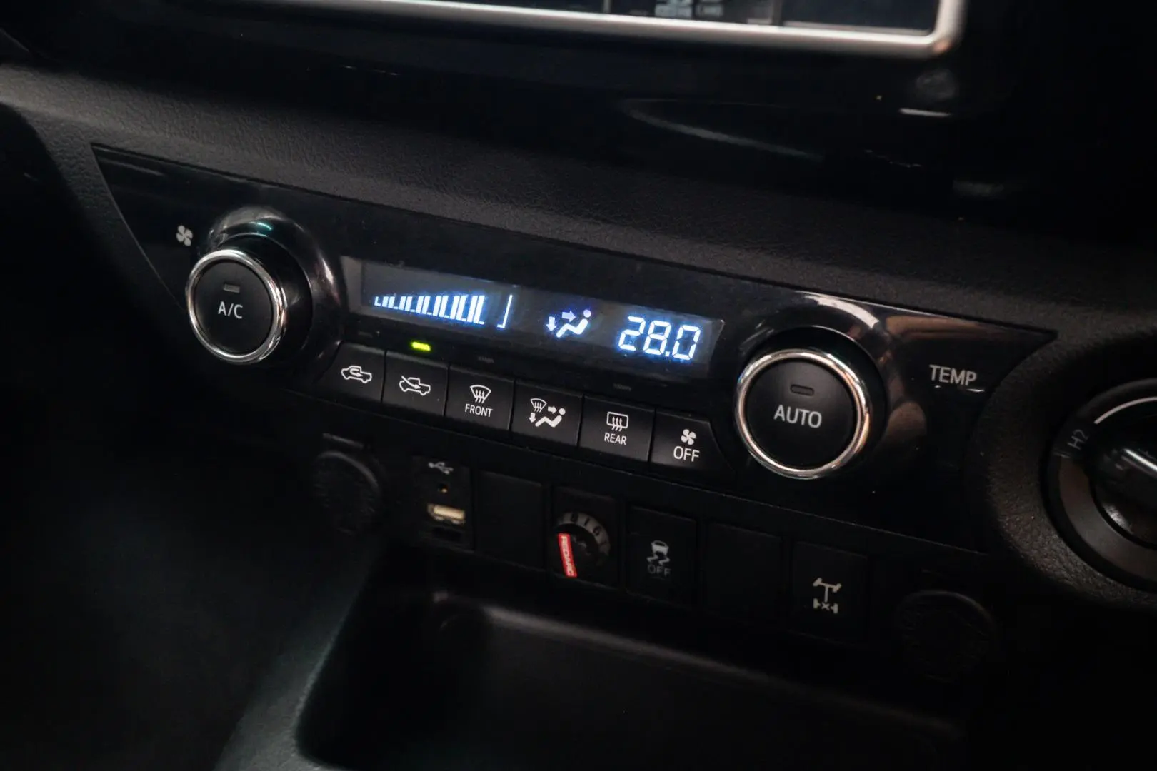 2017 Toyota Hilux Gallery Image 10