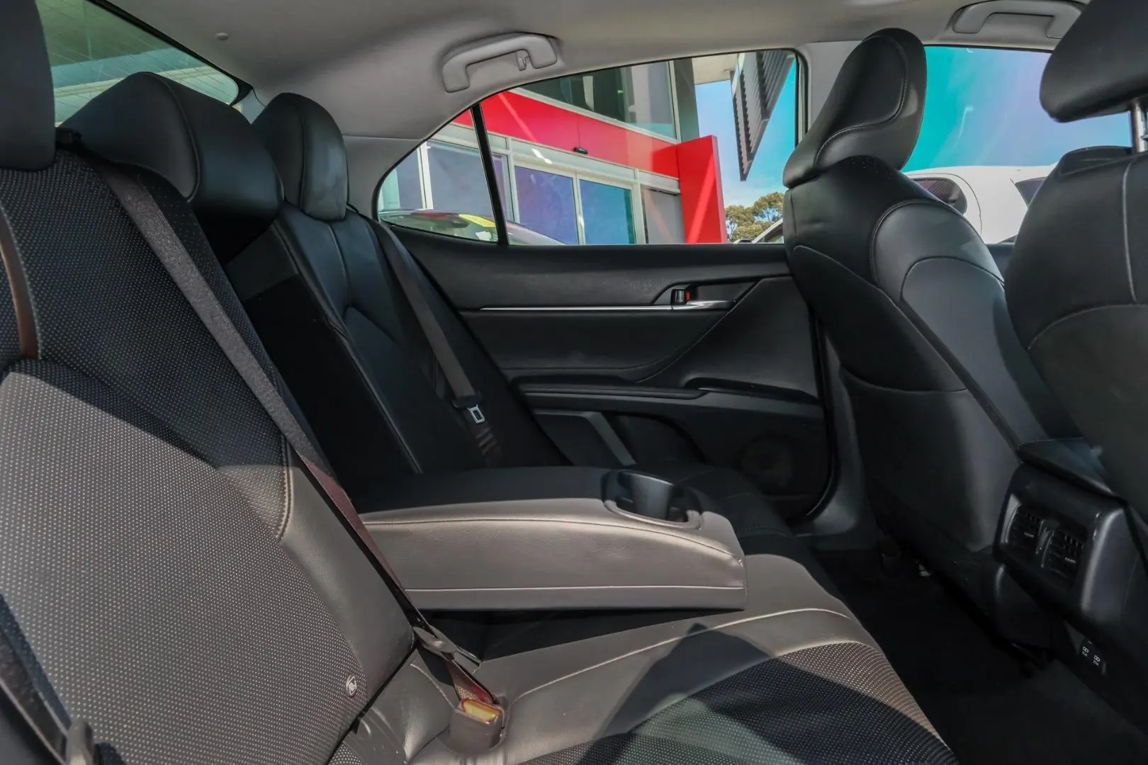 2018 Toyota Camry Gallery Image 9