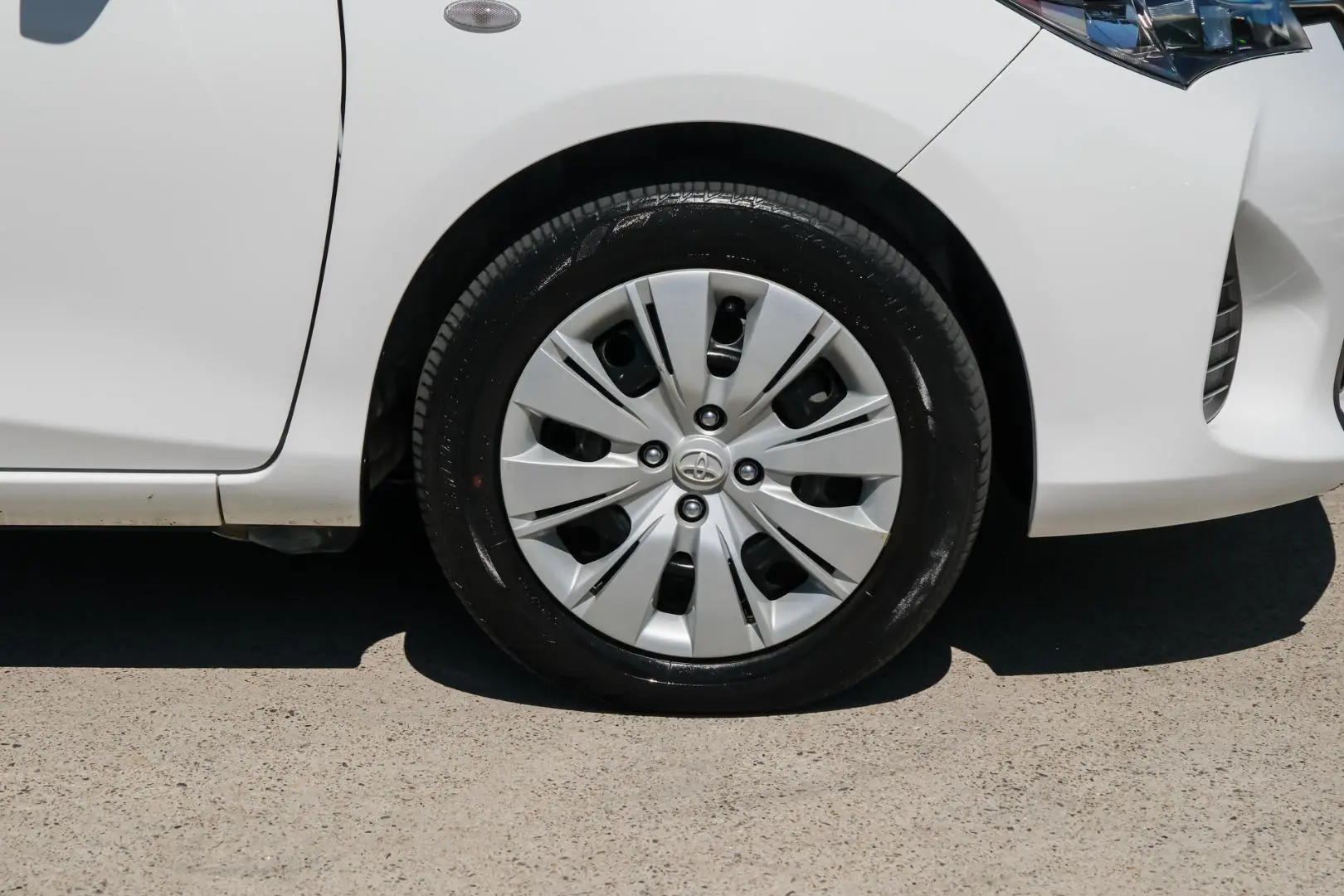 2016 Toyota Yaris Gallery Image 20