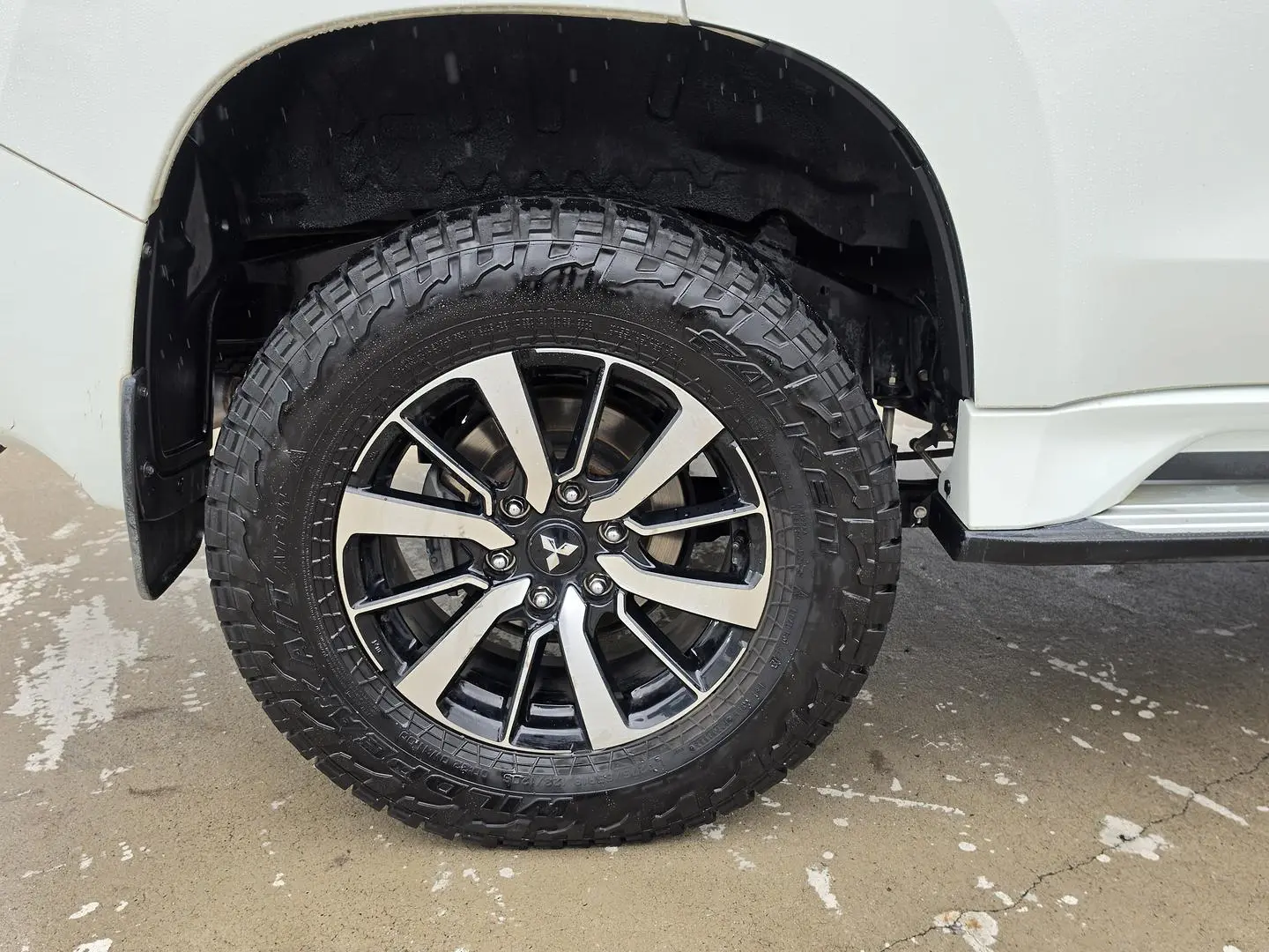 2017 Mitsubishi Pajero Sport Gallery Image 6