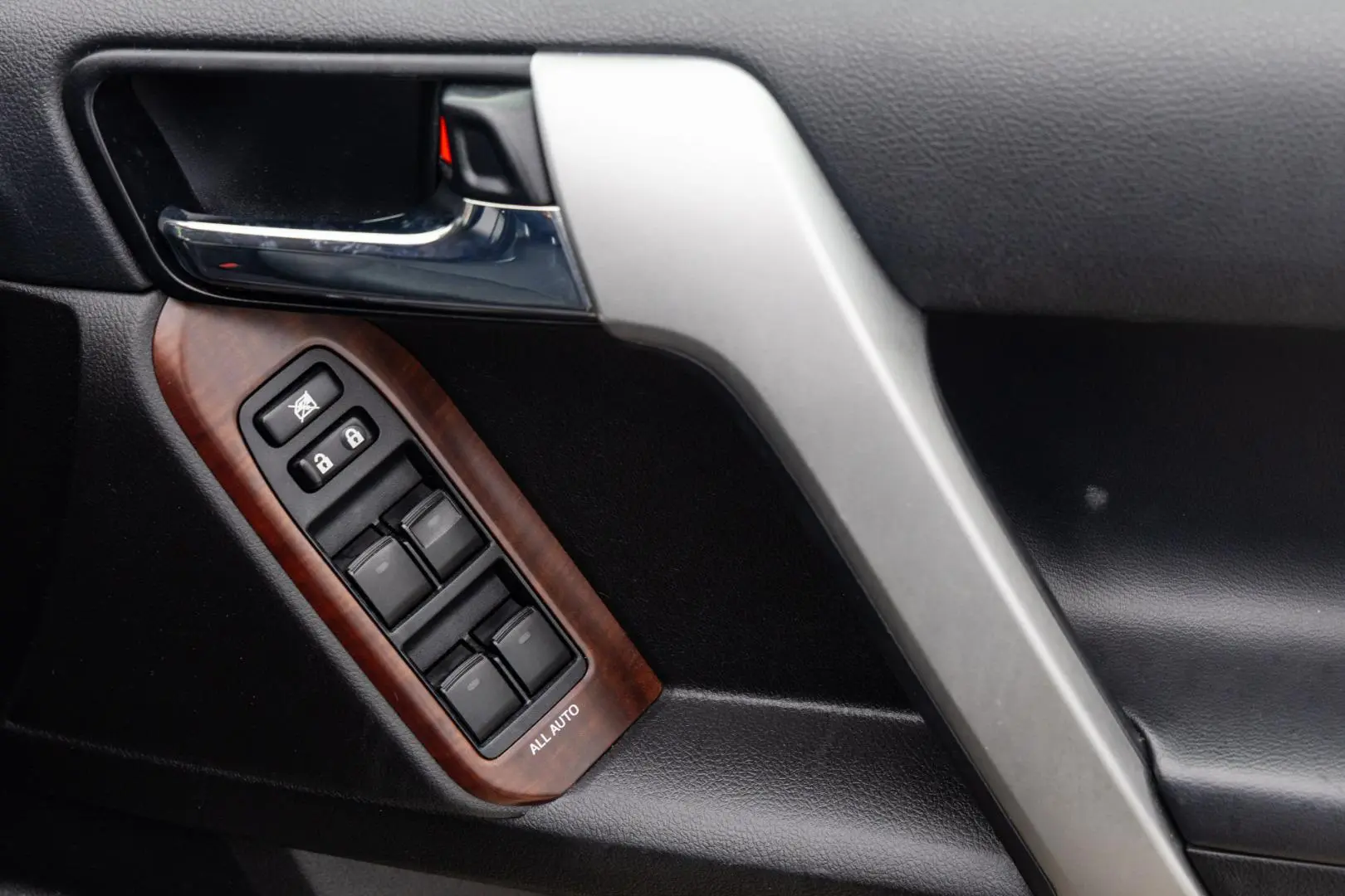 2017 Toyota Landcruiser Prado Gallery Image 16