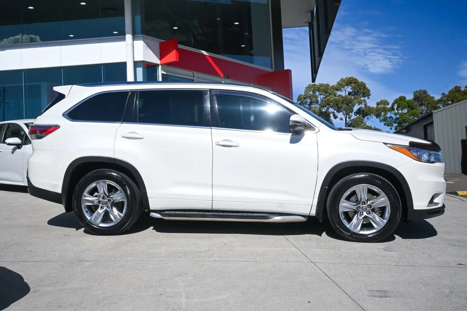 2016 Toyota Kluger Gallery Image 3