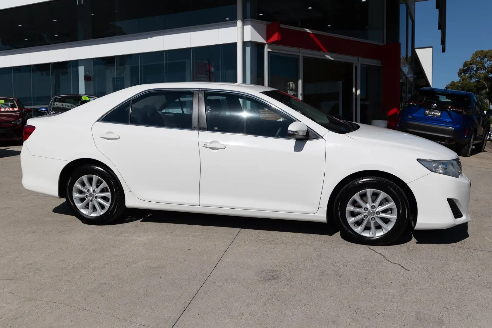 2014 Toyota Camry Gallery Image 3