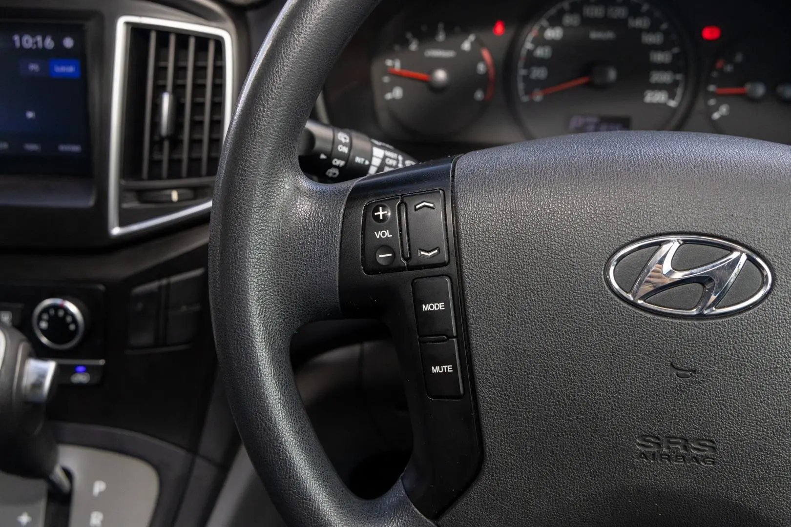 2017 Hyundai iLoad Gallery Image 11