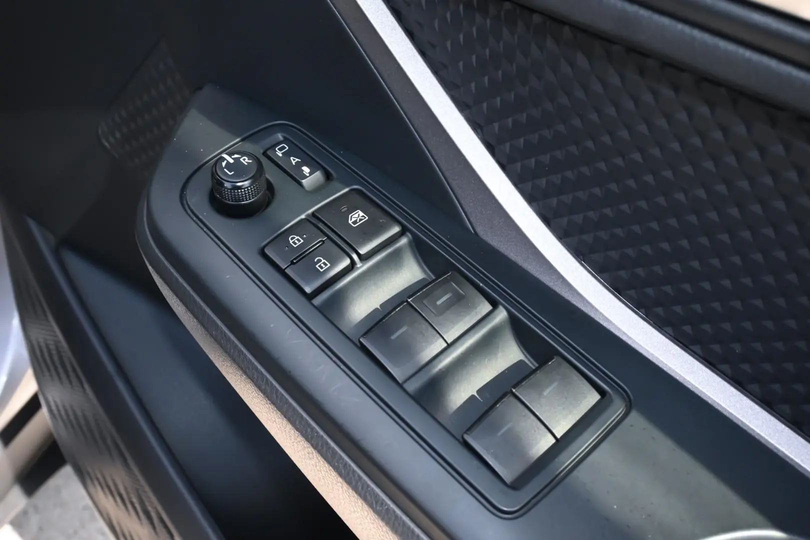 2020 Toyota C-HR Gallery Image 10