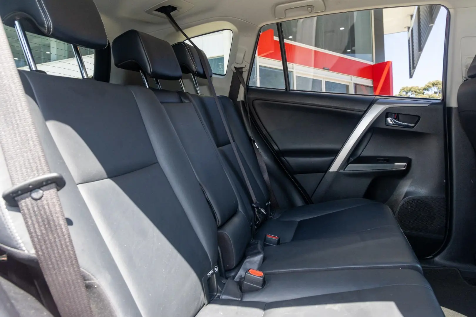 2016 Toyota RAV4 Gallery Image 9