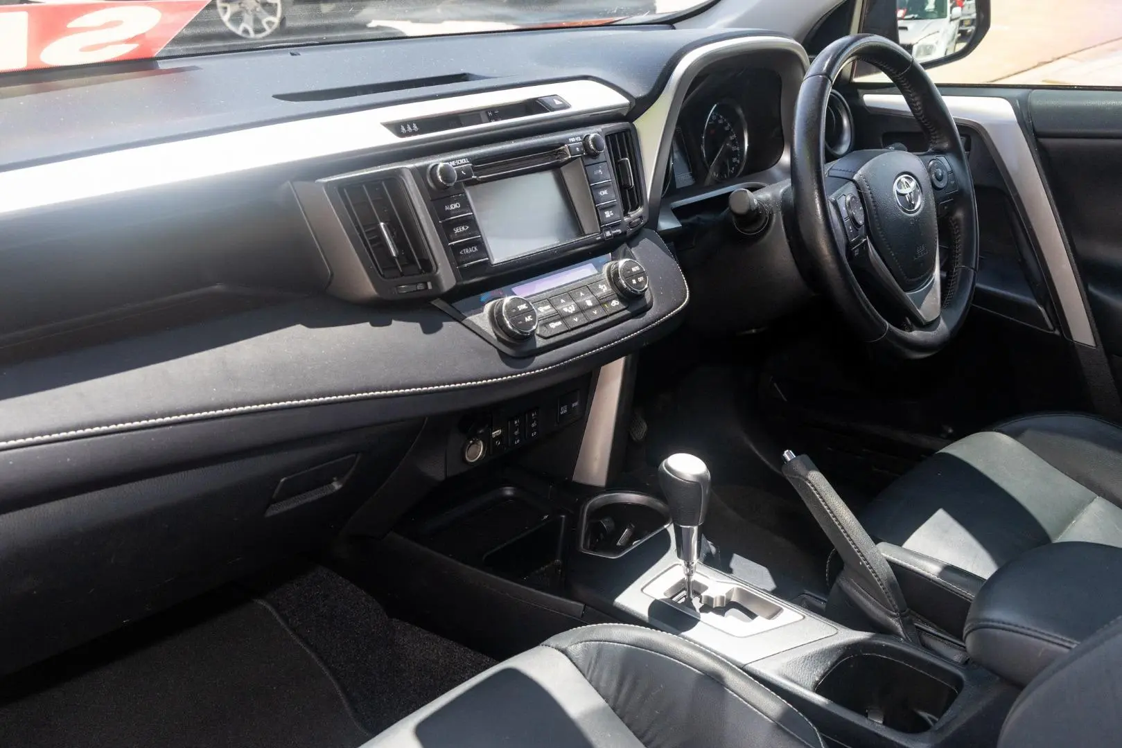 2016 Toyota RAV4 Gallery Image 8