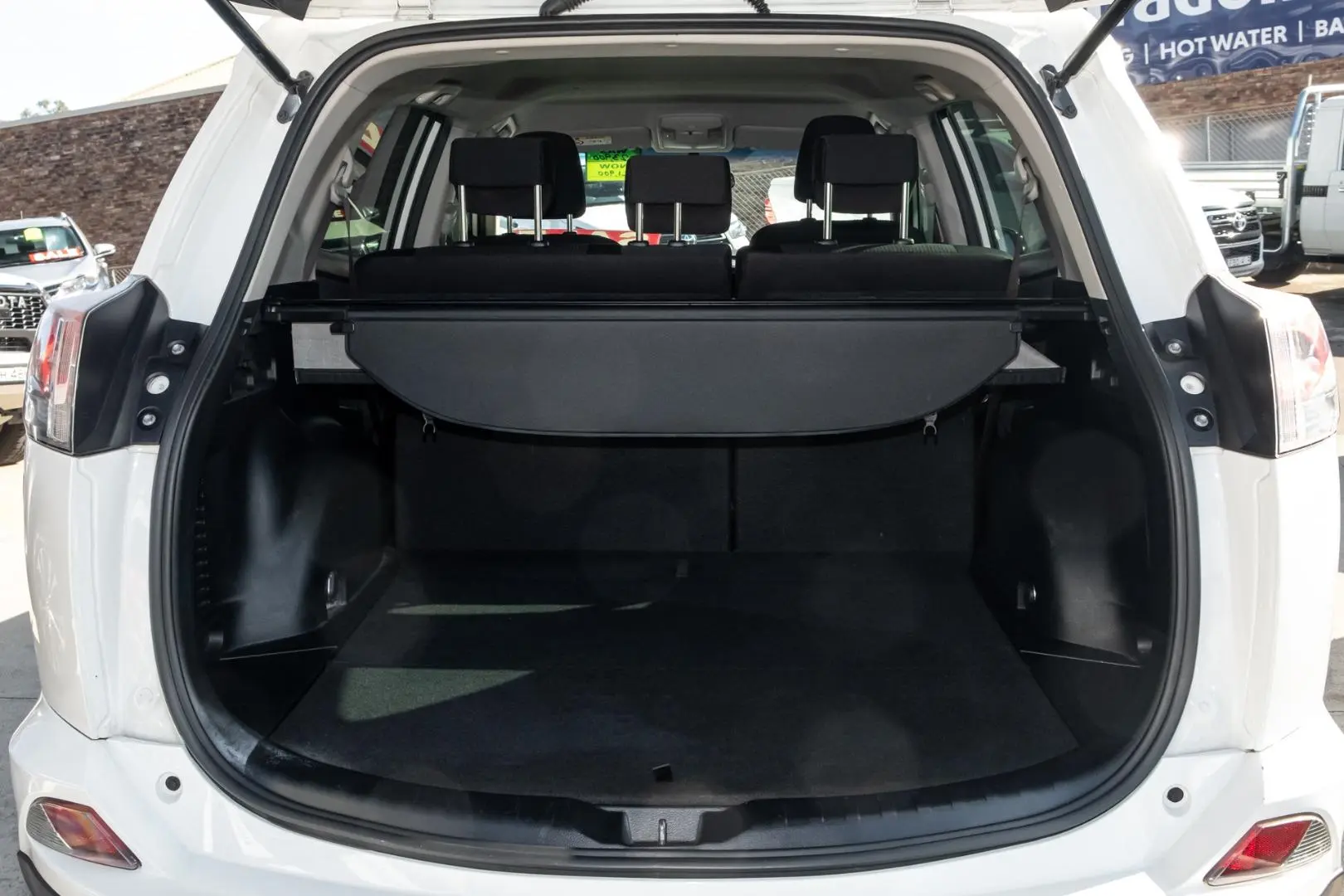 2016 Toyota RAV4 Gallery Image 19