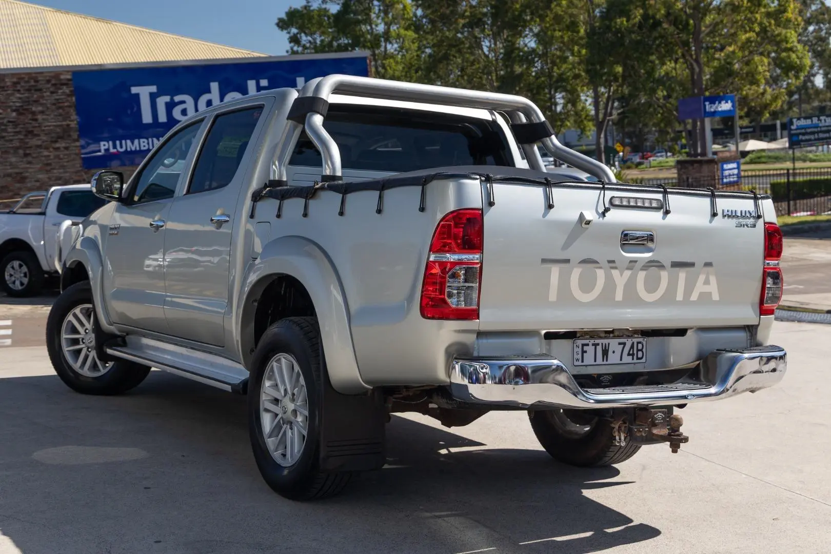 2014 Toyota Hilux Gallery Image 2