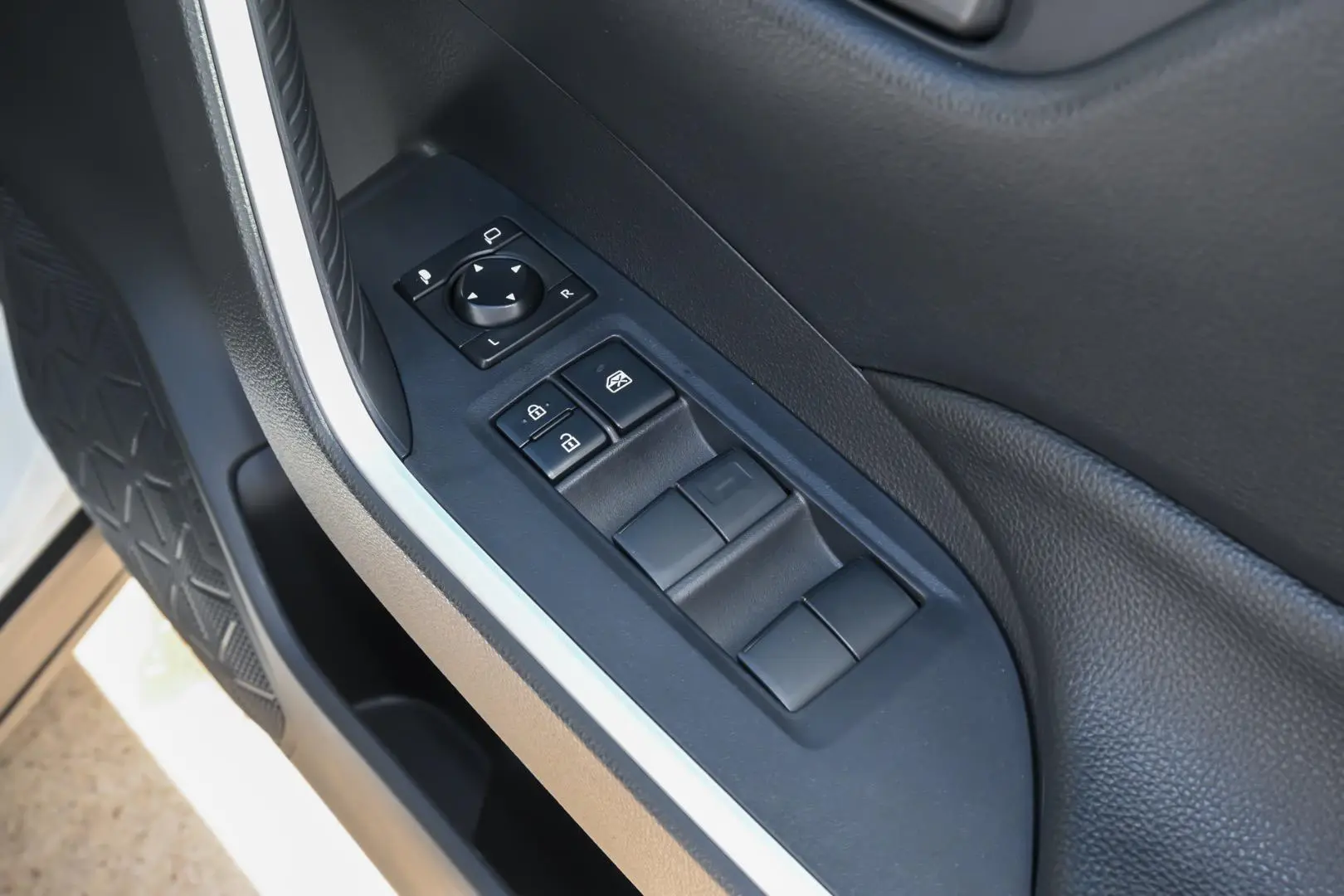 2025 Toyota RAV4 Gallery Image 10