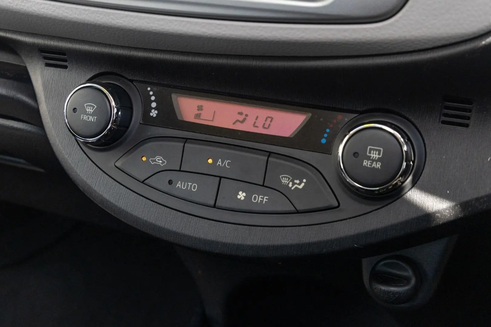 2012 Toyota Yaris Gallery Image 16
