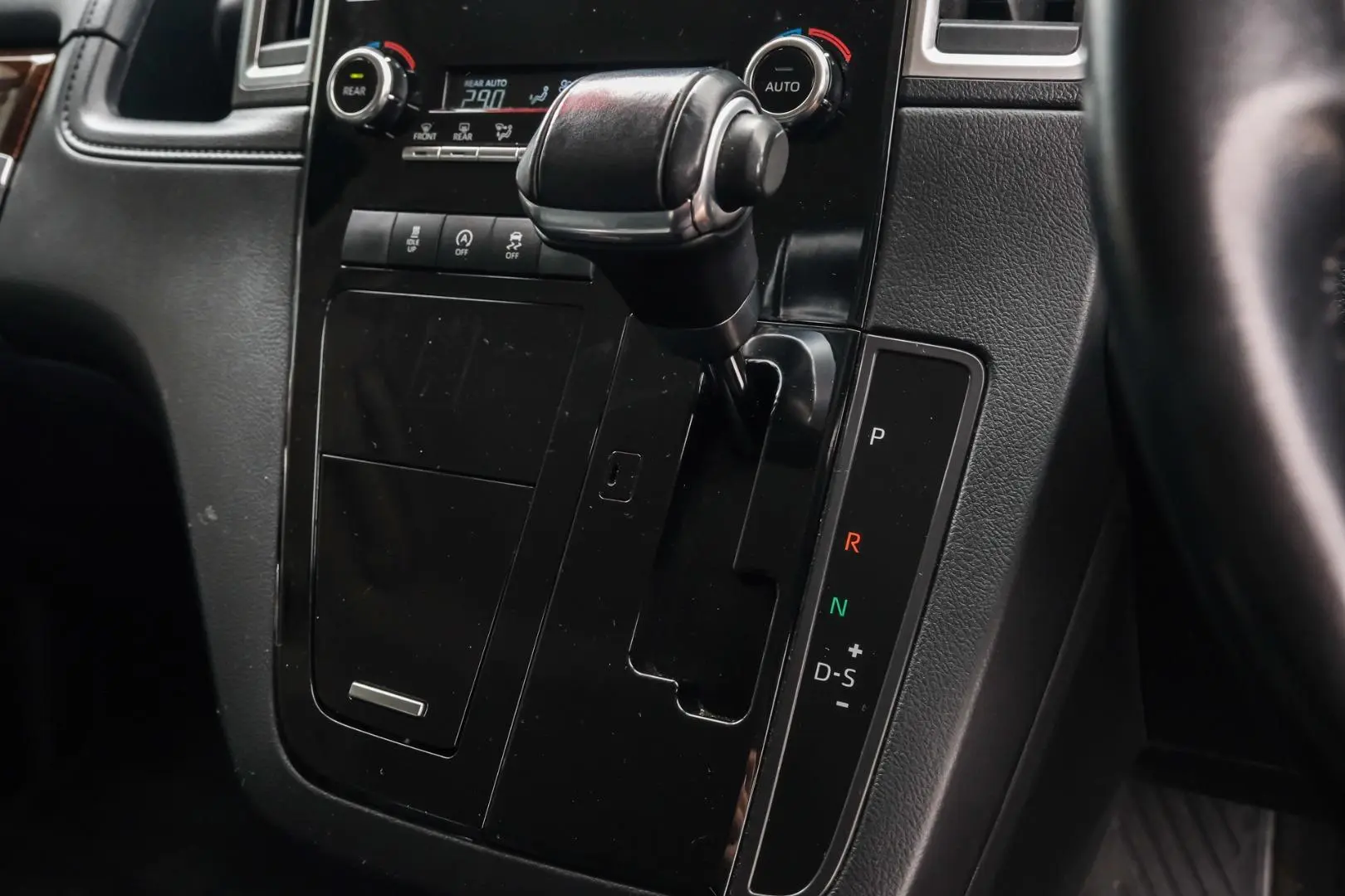 2019 Toyota Granvia Gallery Image 14