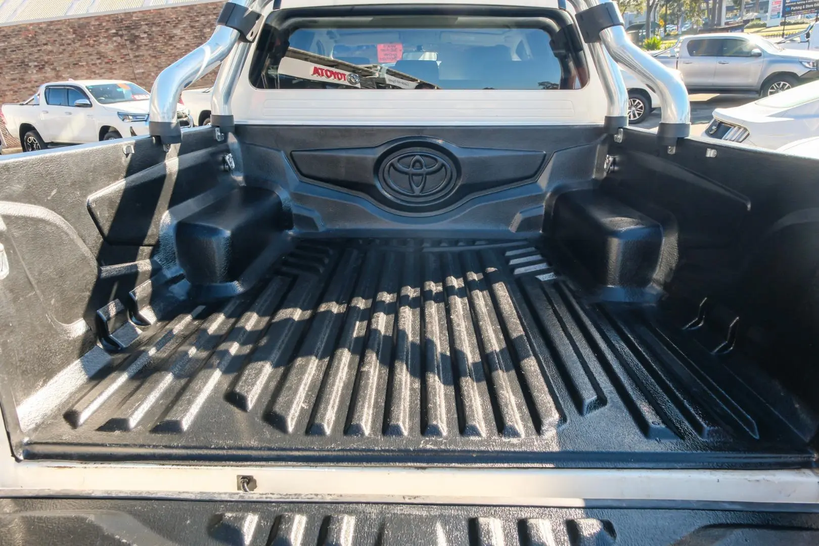 2015 Toyota Hilux Gallery Image 18
