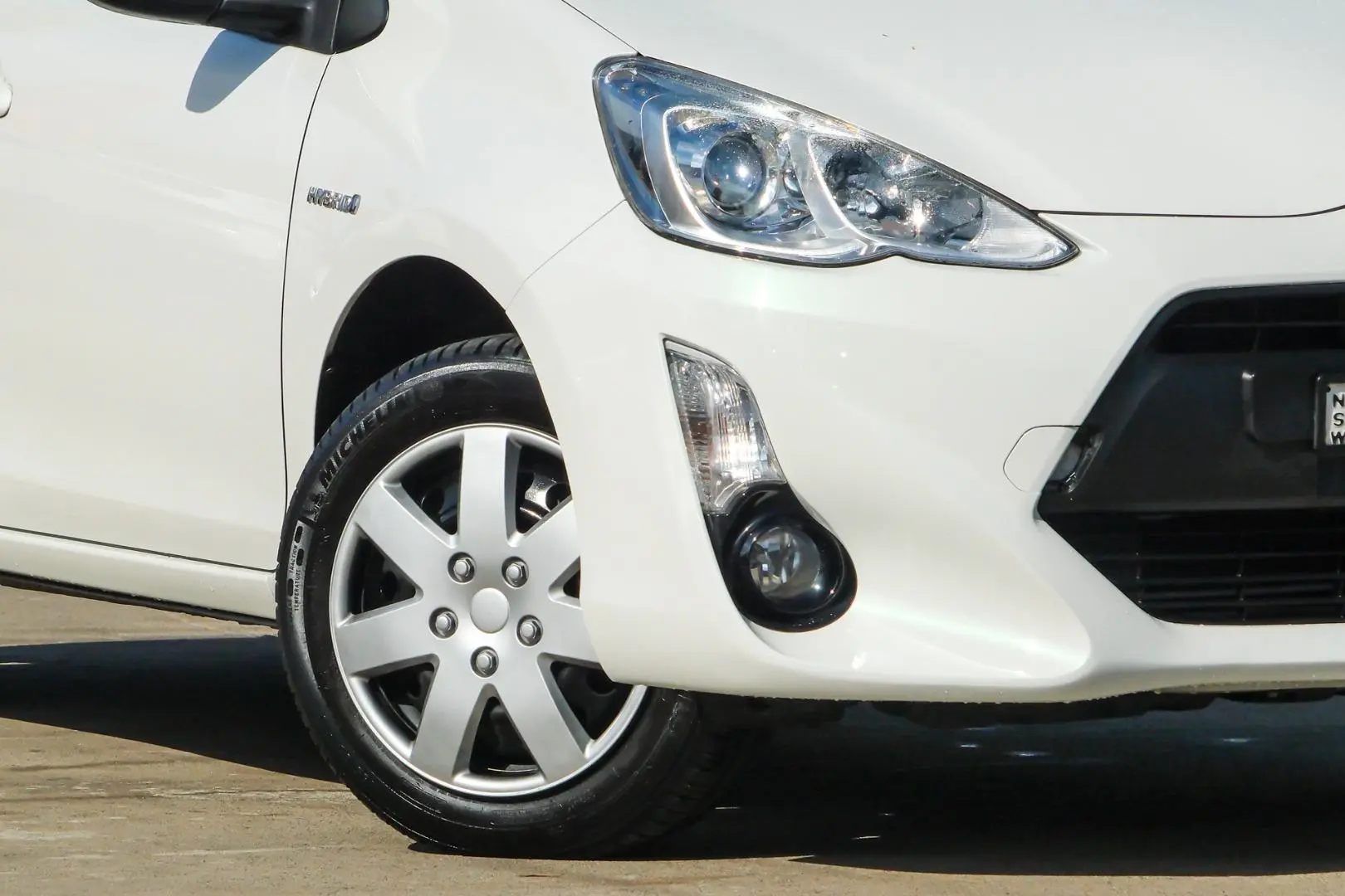 2016 Toyota Prius C Gallery Image 6