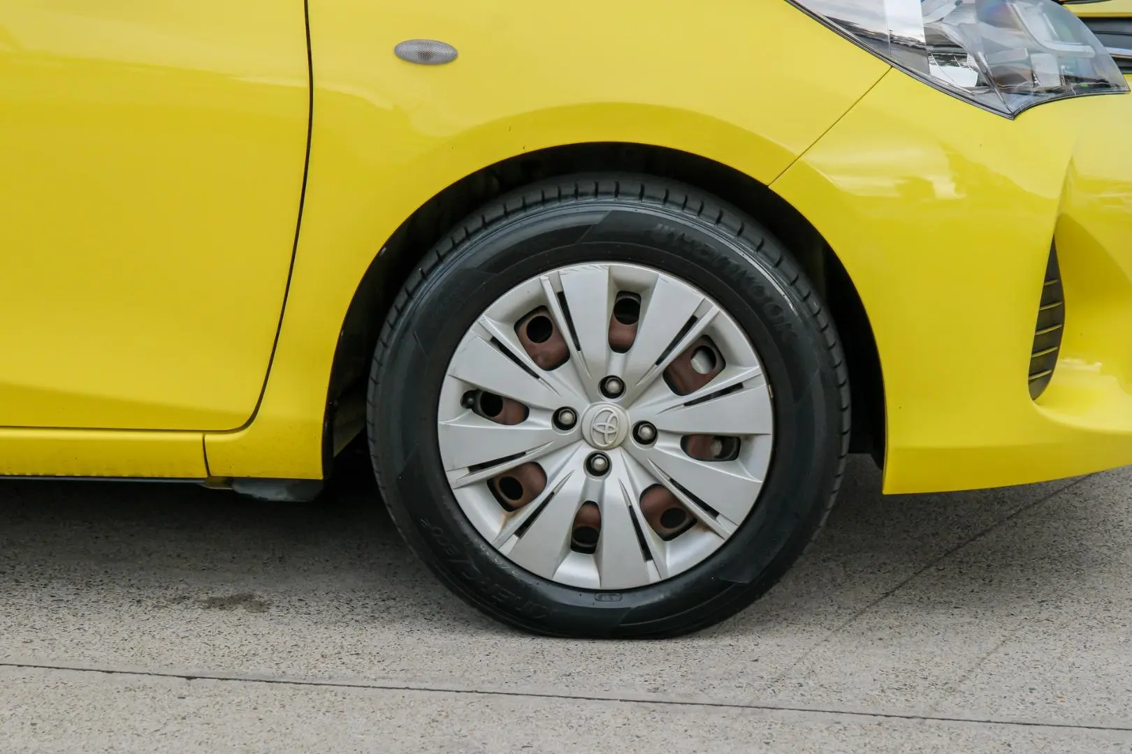 2016 Toyota Yaris Gallery Image 21