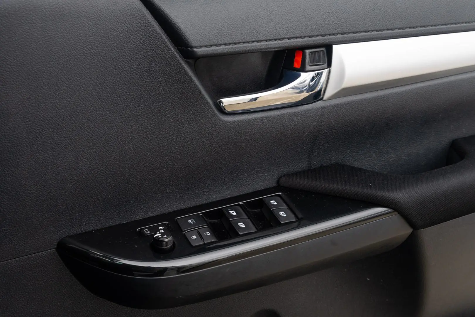 2016 Toyota Hilux Gallery Image 16