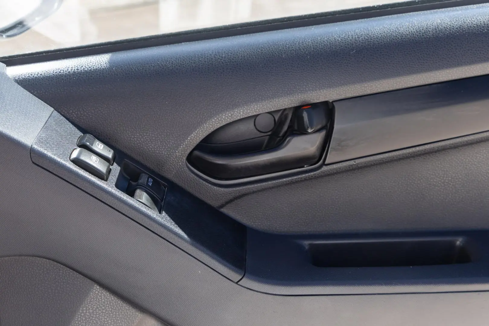 2018 Isuzu D-MAX Gallery Image 15