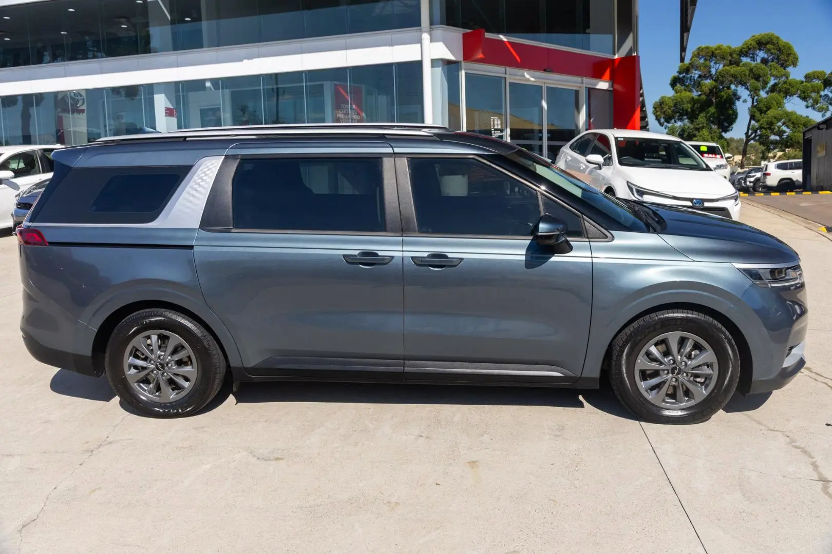 2021 Kia Carnival Gallery Image 3