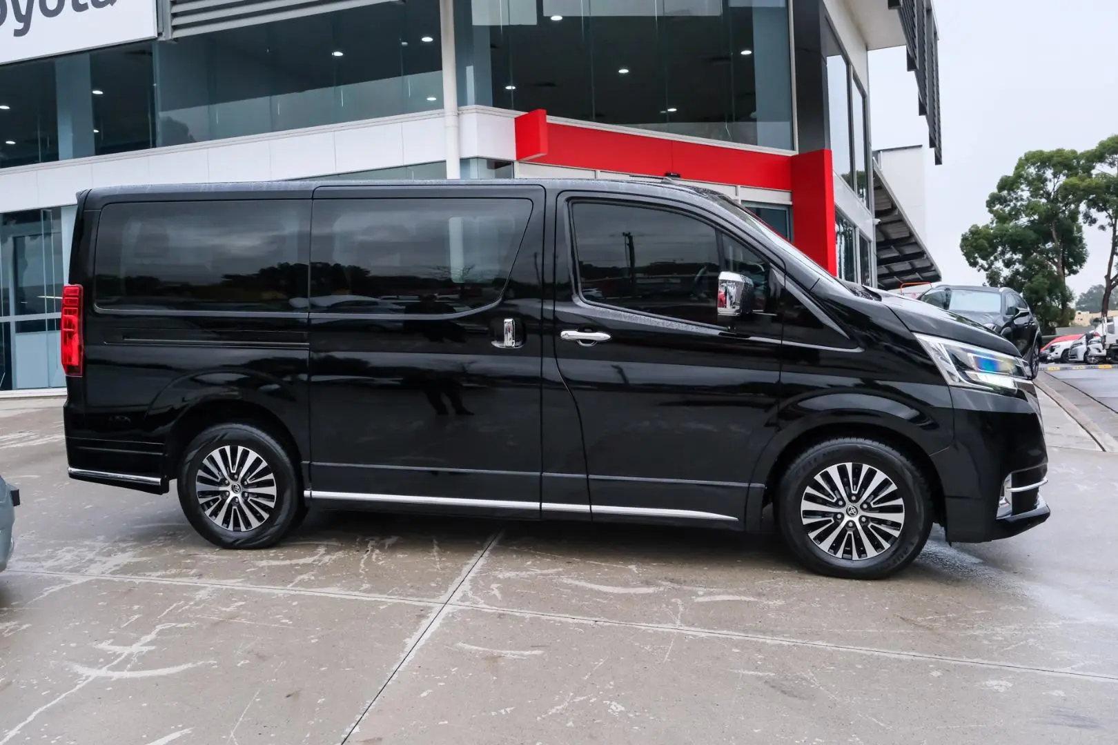 2019 Toyota Granvia Gallery Image 3