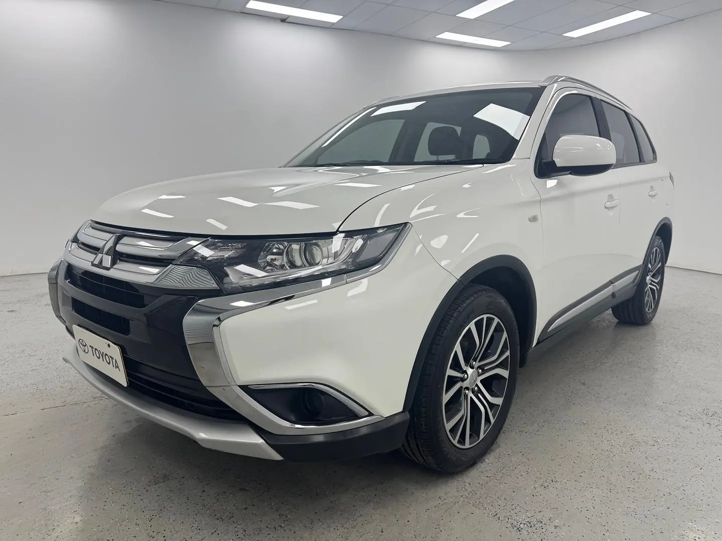 2018 Mitsubishi Outlander Gallery Image 6