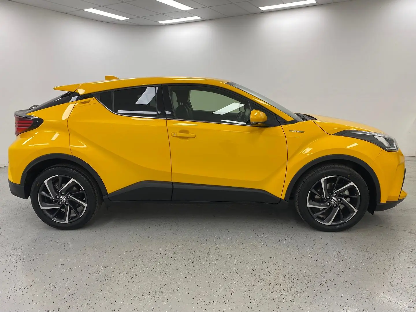 2019 Toyota C-HR Image 2