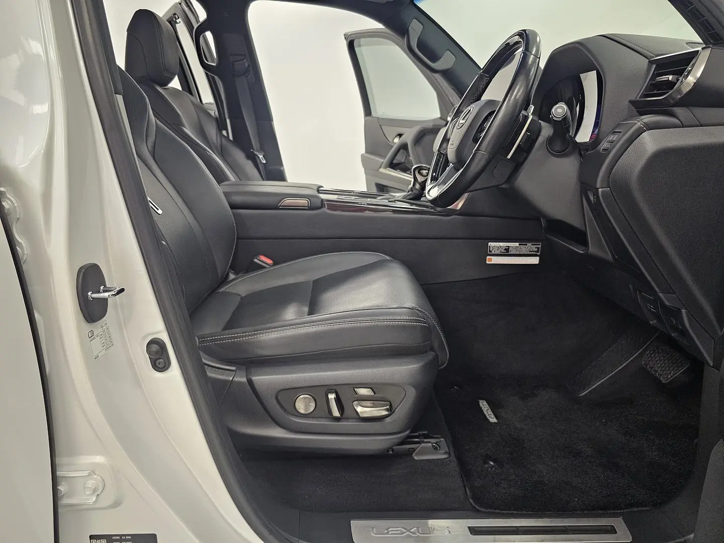 2023 Lexus LX Gallery Image 25