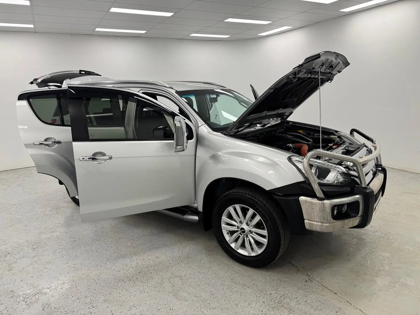 2018 Isuzu MU-X Gallery Image 8