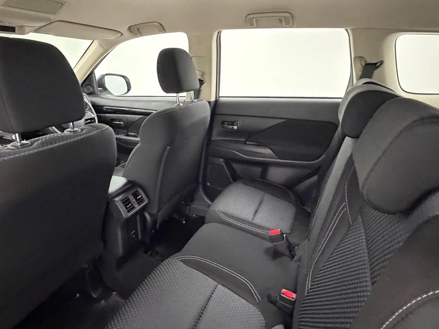 2020 Mitsubishi Outlander Gallery Image 27