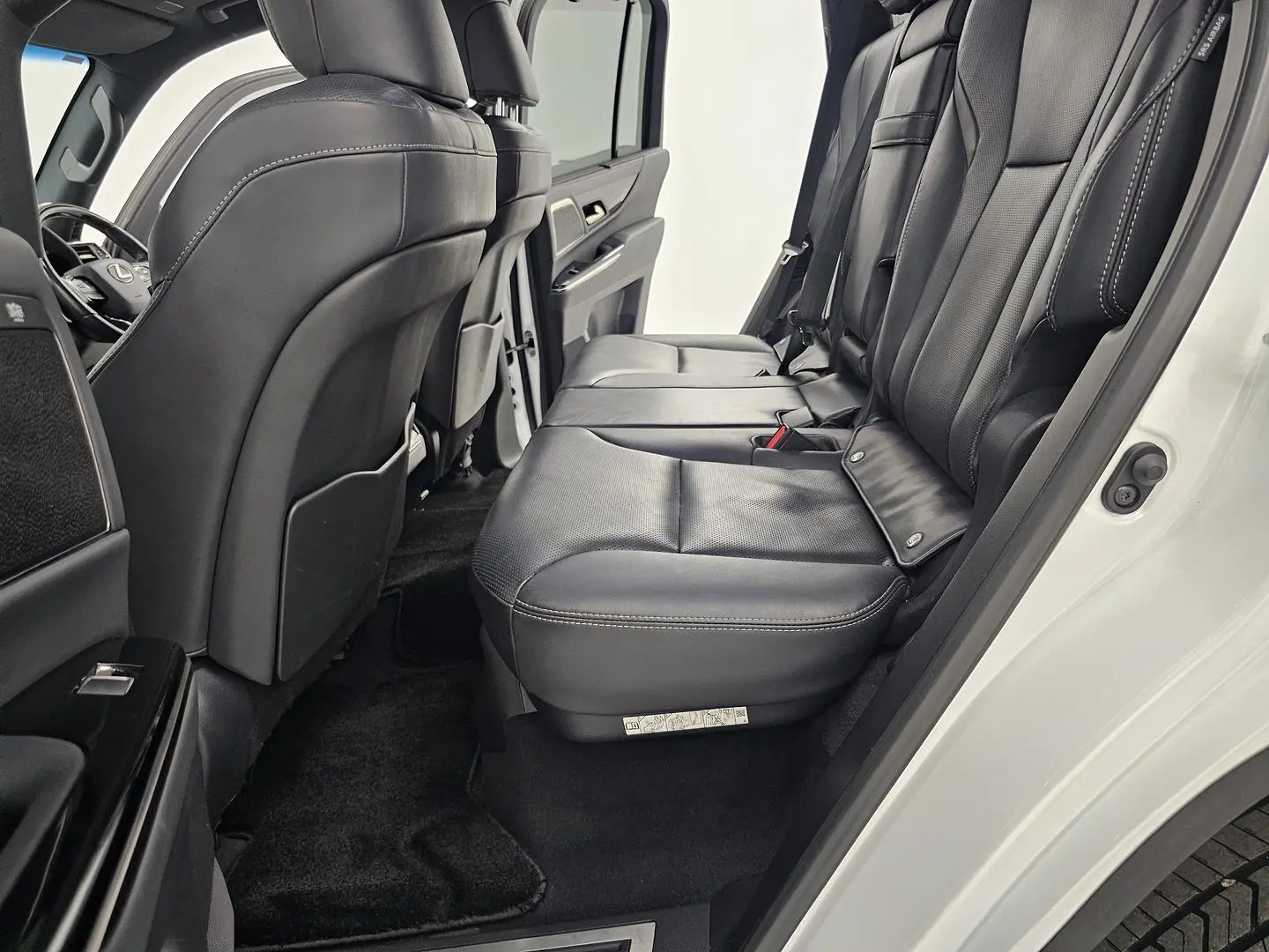 2023 Lexus LX Gallery Image 15