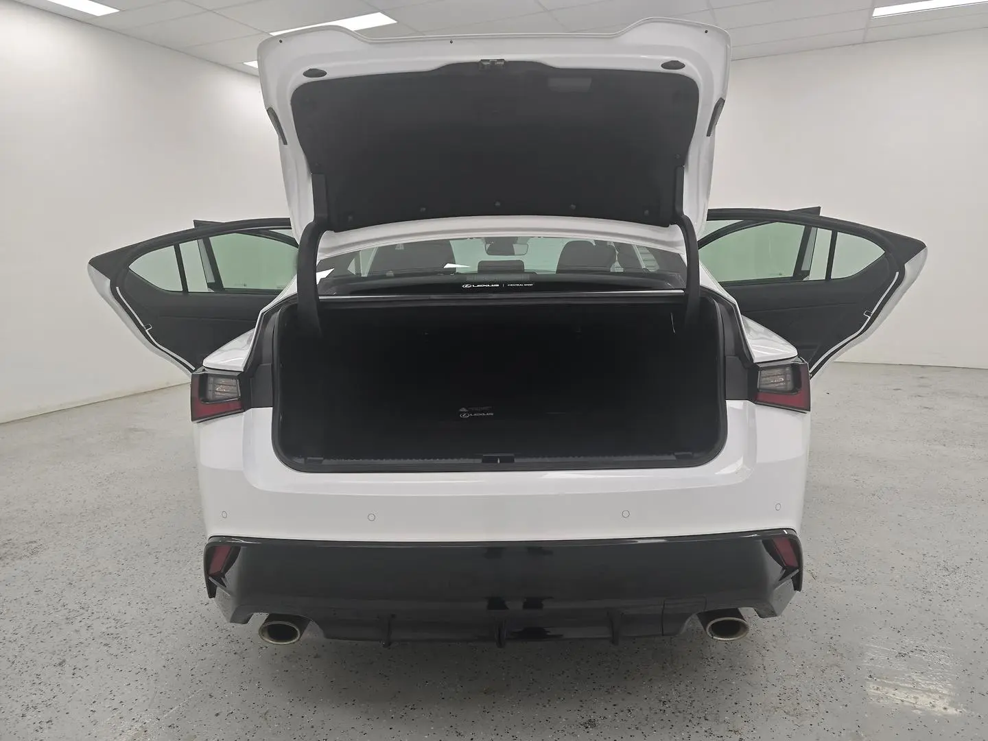2021 Lexus IS Gallery Image 11