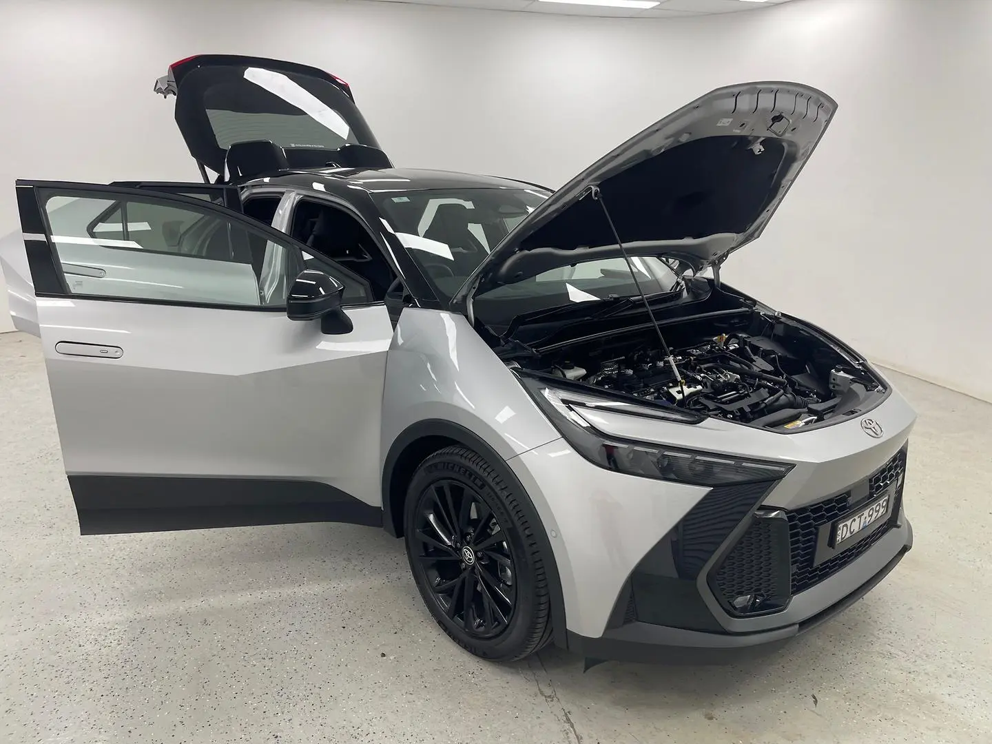 2025 Toyota C-HR Gallery Image 8