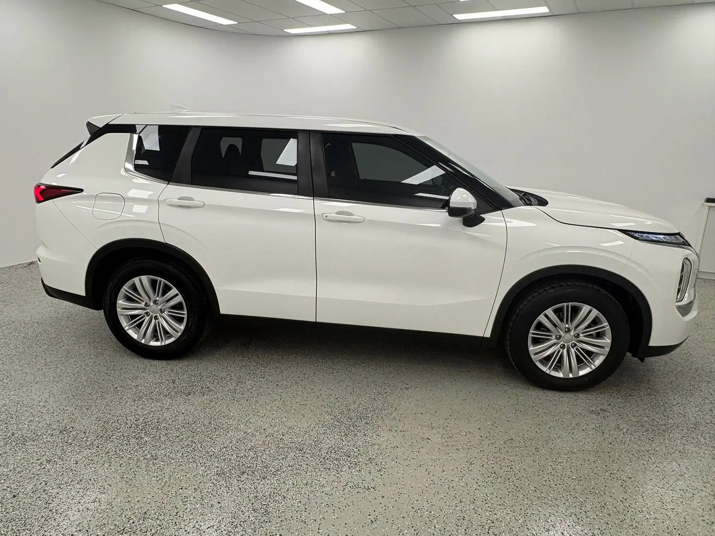 2022 Mitsubishi Outlander Gallery Image 2