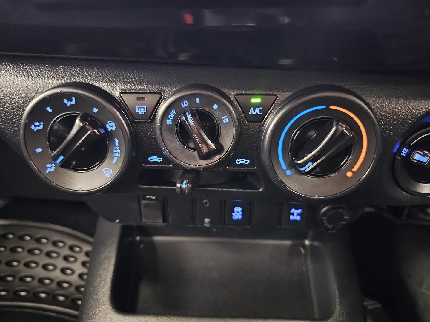 2015 Toyota Hilux Gallery Image 33