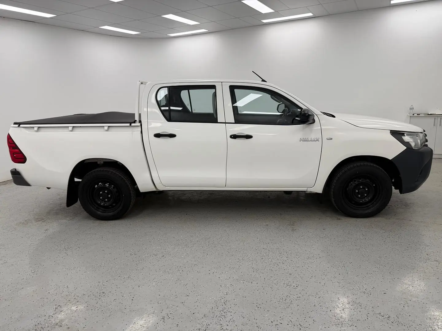 2017 Toyota Hilux Gallery Image 2