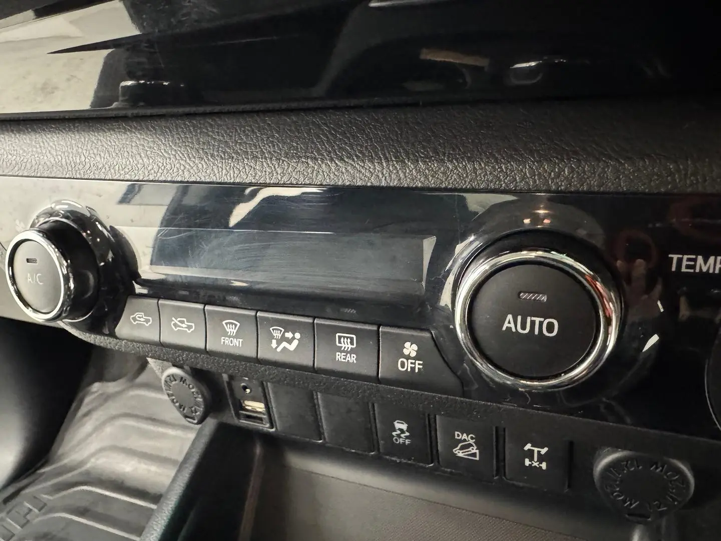 2017 Toyota Hilux Gallery Image 21