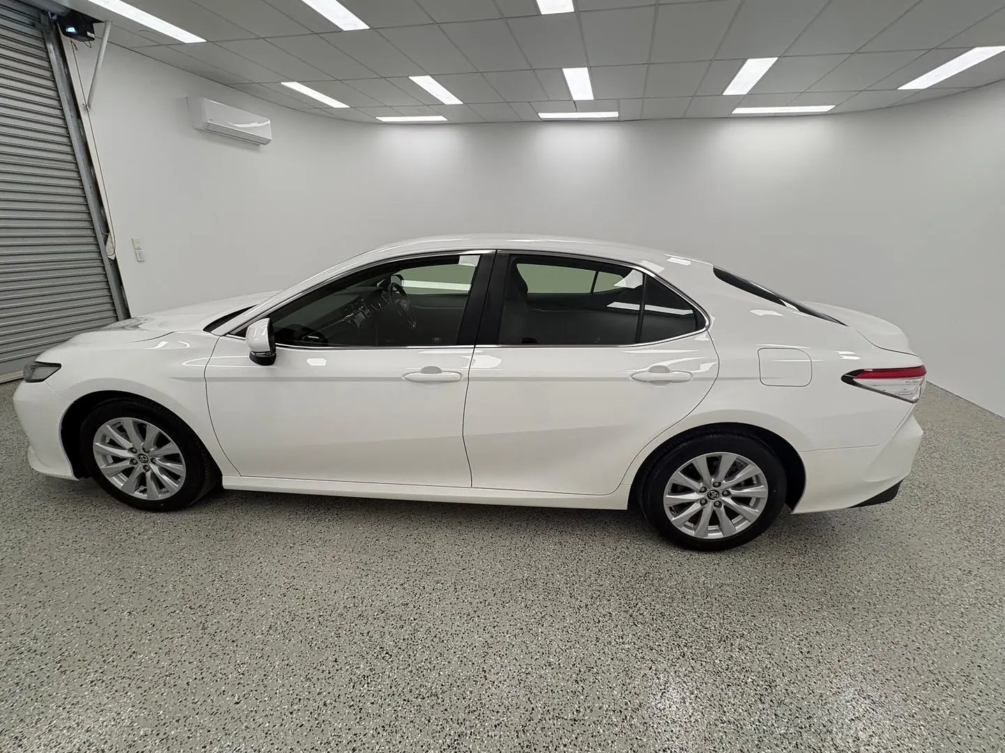 2019 Toyota Camry Gallery Image 6